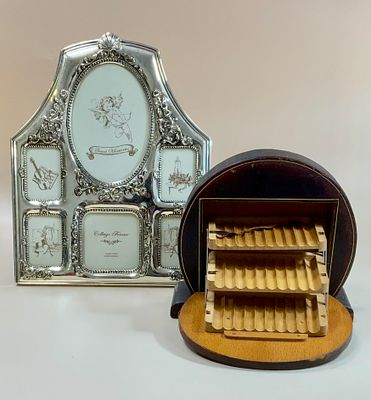 לוט שני פריטים לשולחן עבודה :מעמד לסיגריות עץ ועור במצב רעוע זקוק לטיפול גובה 16.5 ס"מ גודל 