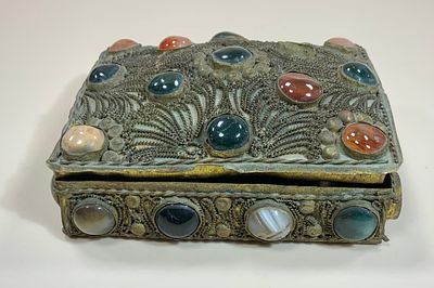 קופסת מתכת עתיקה משובצת אבני חן שונות , חסרה אבן אחת עבודת פיליגרן גודל 10X9 ס"מ גובה 4.5ס"מ