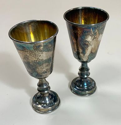 זוג גביעי כסף אנגלי עתיק מתוארך 1922 לונדון , חתום עם ר.ת. S.Z עם חריטות מגן דוד מסביב משקל 44 