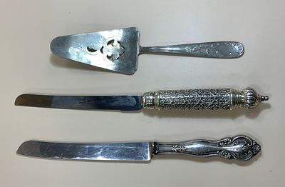 לוט 3 כלי הגשה כסף הכולל :כלי הגשה לעוגה כסף לא חתום ועוד 2 סכינים מכסף חתומים , משקל ללא 