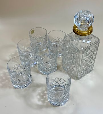 סט קריסטל הכוללים בקבוק עם טבעת זהב גובה כולל מכסה 26 ס"מ , ו6 כוסות 
גובה הכוס 9 ס"מ