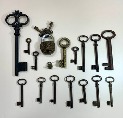 לוט 17 מפתחות שונים ומנעול עתיקים