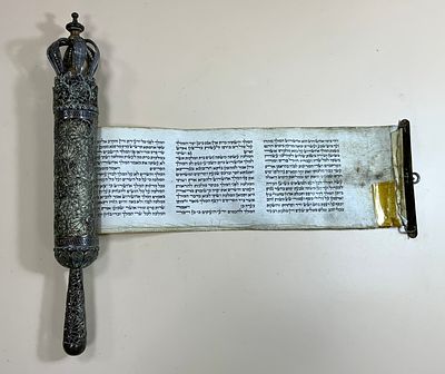 מגילת אסתר עתיקה כסף עבודת פיליגרן קלף כיתוב עבודת יד אורך בית המגילה 23.5 ס׳׳מ רוחב מגילה עצמה 