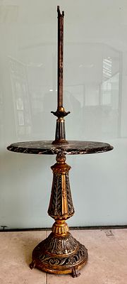 שולחן עם הכנה למנורת עמוד, עשוי מתכת ושיש, מעוטר תבליטים, גובה עד קצה העמוד 122 ס״מ, קוטר השיש 