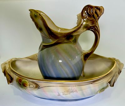 קערה וקנקן פורצלן לשטיפת ידיים עתיקה ארט נובו, חתום, עבודה מיוחדת ומרשימה מעוטר צביעה עבודת יד 