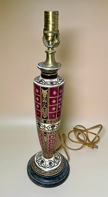 לוט הכולל : בסיס למנורה פורצלן עבודת תבליטים צבוע אמייל ובסיס עץ גובה 53 ס׳׳מ כולל בית מנורה 