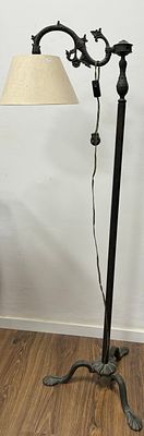 מנורת עמוד מתכת, מותאם לחשמל ישראל , אהיל קטן, גובה 147 ס״מ במצב עבודה