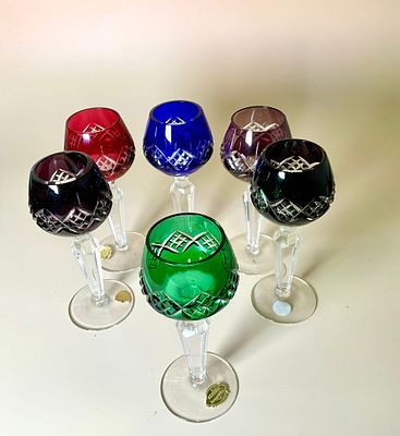 סט 6 גביעי קריסטל בגוונים שונים גובה 13.5 ס"מ שמורים ללא פגמים