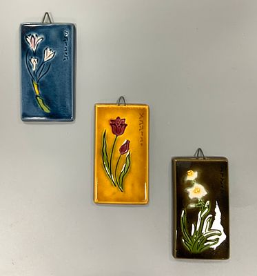 לוט 3 פריטים הכוללים 3 טבליות פורצלן