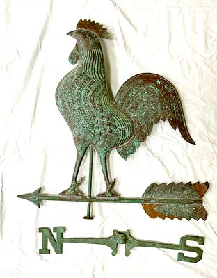 שבשבת מתכת בצורת תרנגול, במקור לגג הבית, חסר מוט מקשר, גובה- 70 ס"מ, אורך- 67 ס"מ, מגיע עם 