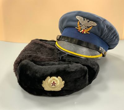 לוט שני כובעים עתיקים הכוללים: כובע של הצבע הצרפתי במצב יחסית טוב, קוטר פתח פנימי- 20 ס"מ, כובע 