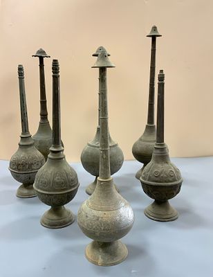 לוט 7 כלי מתכת שונים לבשמים, חלקם חתומים בערבית, חלק ישנים וחלק עתיקים, גבהים: בין 24 ס"מ- 33 ס"מ