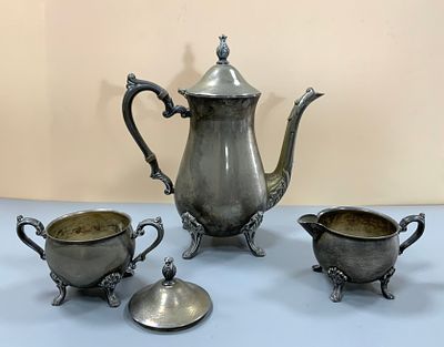 סט לתה מתכת חתום SHERIDAN עם סמל של אריה, הכוללים: קנקן בגובה- 25 ס"מ, כלי לחלב בגובה 7 ס"מ 