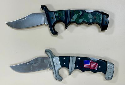 לוט 2 סכיני כיס נשלפים: סכין אחת עם הסוואה באורך פתוח- 21.5 ס"מ, סכין כיס עם דגל ארה"ב בידית 