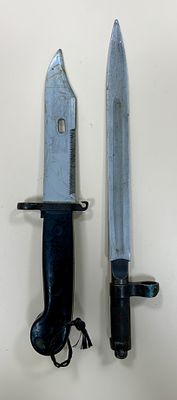 לוט 2 סכינים עתיקים, מותאם לחיבור לנשק הכוללים: סכין עם מספור ידית שחורה עם להב משוננת, אורך- 