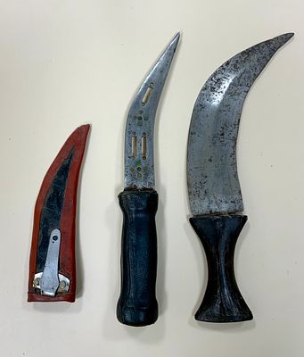 לוט 2 סכינים הכוללים: סכין עבודת יד בשילוב מתכת ועור, נדן עור עבודת יד, ללא חתימות באורך כולל 