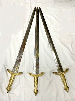 לוט 3 חרבות ברונזה ומתכת עם חלודה- ראו בתמונות, אורך- 93 ס"מ כל אחד