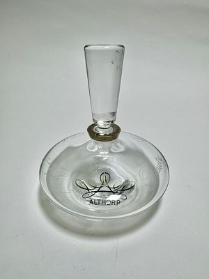 בקבוק בושם קריסטל של חברת ALTHORP בקופסא המקורית מעוטר כיתוב. גובה כולל פקק: 12 ס"מ