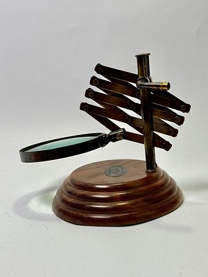זכוכית מגדלת עץ ומתכת אנגלי קוטר בסיס 15 ס׳׳מ גובה מקסימלי 60 ס׳׳מ