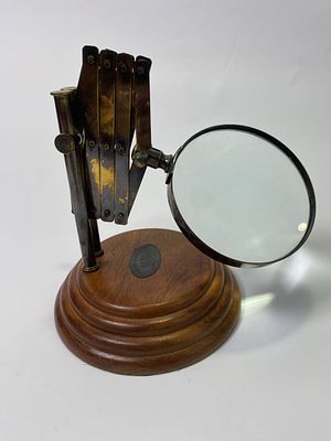 זכוכית מגדלת עץ ומתכת אנגלי קוטר בסיס 15 ס׳׳מ גובה מקסימלי 60 ס׳׳מ