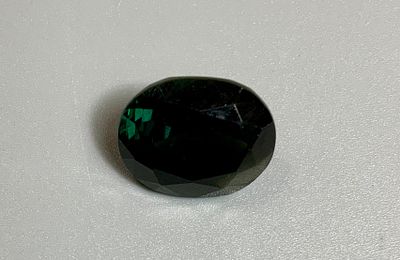 אבן חן ספיר כחול עם זריקות ירוק משקל 7.83 ct