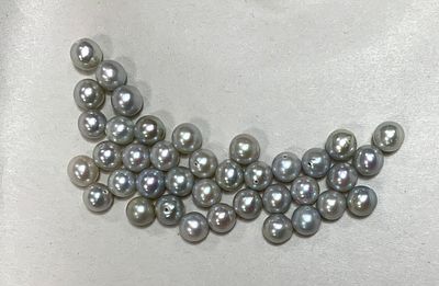 לוט 38 פנינים אפורות בגודל של כ7.5 מ׳׳מ כל אחד
