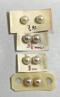 לוט 8 פנינים הכוללים: 6 פנינים של 7.5 מ׳׳מ ועוד 2 של 8.2 מ׳׳מ