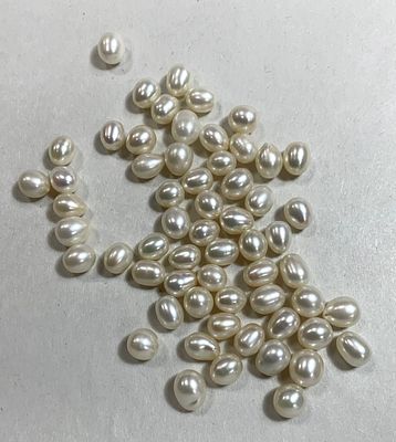 לוט 60 פנינים עם חור צד אחד לא עגולים כ7 מ׳׳מ