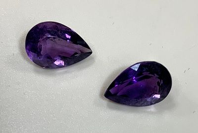 שני אבני אמטיסט בליטוש טיפה משקל כולל 6.3 ct סה׳׳כ צבע וברק חזק ללא תעודה