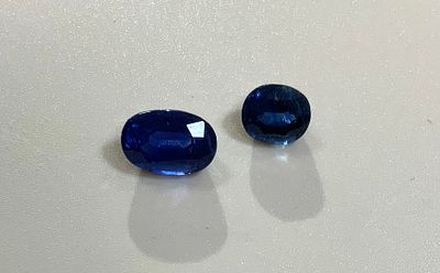 2 ספירים כחולים בגוונים שונים משקל 2.5 ct ללא תעודה