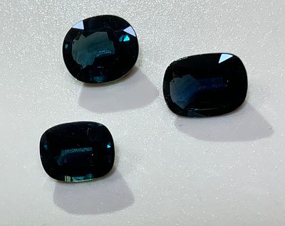 3 ספירים כחולים עם זריקות ירוק מעט משקל 5.55 ct
