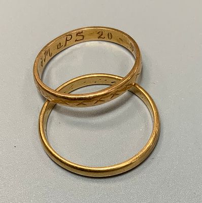 זוג טבעות נישואין 18k, יוצר בארגנטינה משקל 5 גרם 
מידות -55 ארופאי ו-61 ארופאי