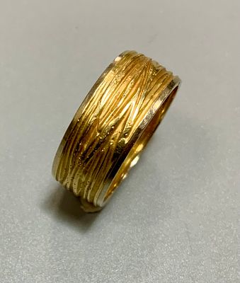 טבעת זהב צהוב 14k חתום משקל 5.3 גרם מעוצבת 
מידת הטבעת 55 ארופאי