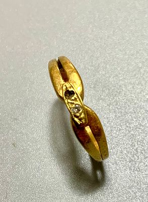 טבעת זהב 18k משובצת שני אבנים , אבן אחת חסרה , משקל 1.5 גרם 
מידה 49 ארופאי