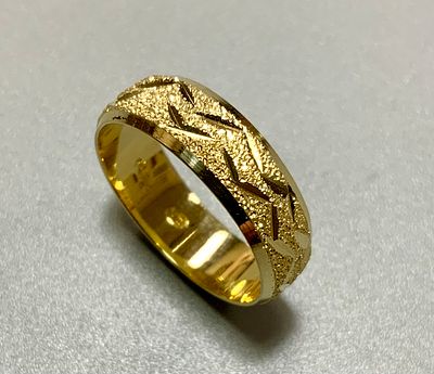 טבעת זהב 14k מעוטר חריטת מצב כחדש משקל 4.4 גרם 
מידת הטבעת 56 ארופאי