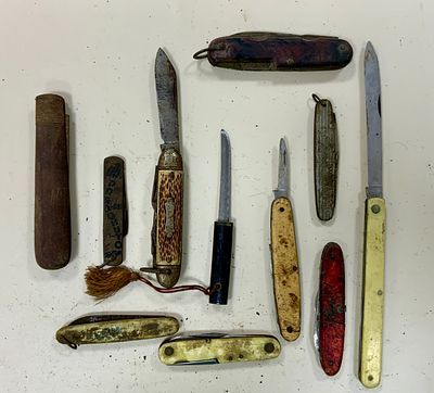 לוט 11 סכינים/אולרים שונים בגדלים שונים 
אורך בין 8ס"מ -23 ס"מ