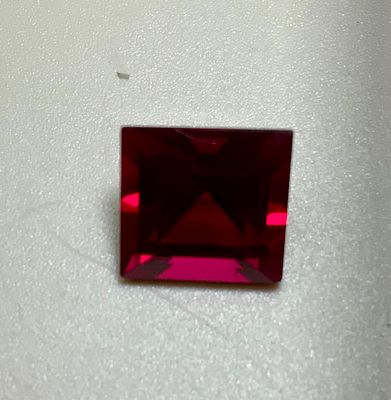 אבן חן אדומה ובצבע מעולה, נקייה במשקל 4.3CT בליטוש פרינסס- ללא תעודה
