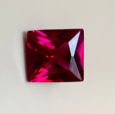 אבן חן אדומה בצבע מעולה, נקייה במשקל 1.87CT בליטוש פרינסס- ללא תעודה