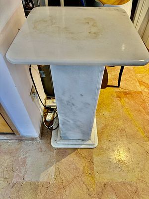 עמוד שיש לפסל כבד מרשים גובה 90 ס״מ דל משטח עליון 50x50 ס״מ