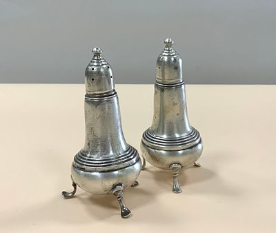 זוג מלחיות כסף סטרלינג חתום מוכבד אחד מתוקן ברגלים משקל 273 גרם ברוטו