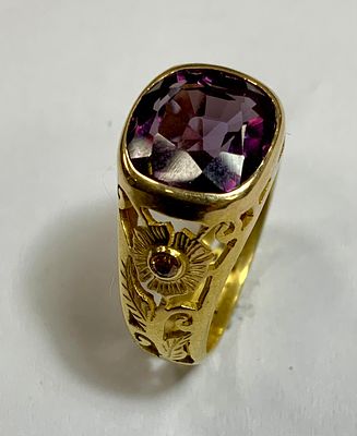 טבעת זהב 14k לא חתום אך נבדק משקל 5.87 גרם משובץ טאאפייט (סוג של ספינל) כ-5.3 ct ומשובץ בצדדים 