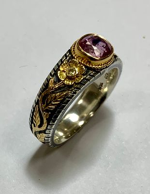 טבעת בשילוב כסף 925 וזהב 18k חתום משובץ ספינל כ2 ct ו2 יהלומים בצצדים משקל 7.33 מידה 56