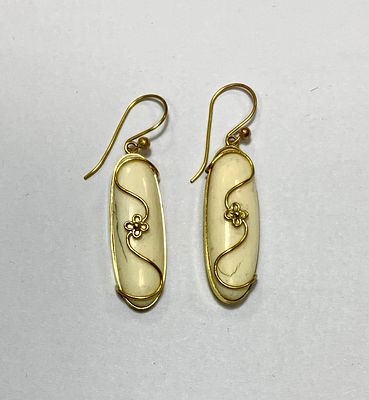 זוג עגילי חומר טבעי עם זהב 14k לא חתום אך נבדק משקל 8.14 גרם