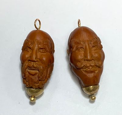 זוג תליונים זהב 14k וגרעיני אפרסק מגולף עבודת יד