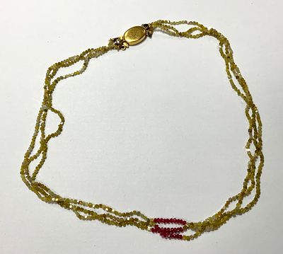 ענק לצוואר יהלומים מלוטשים חלקית בצורת מרובע וספינל עם סוגר זהב 18k חתום משקל הסוגר כ4 גרם נעשה 