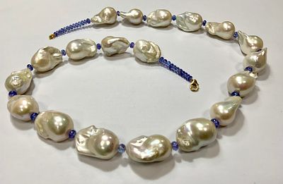 שרשרת פנינים וטנזניט עם סוגר זהב 18k , אורך השרשרת 56 ס"מ