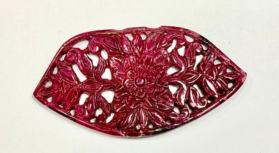 רובי גדול ומרשים 196 ct גילוף עבודת יד צורת פרחים