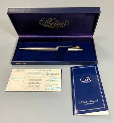 עט כדורי של חברה CARAN D'ACHE עם תעודת מקוריות נקנה ב-1980 בקופסה המקורית במצב שמור