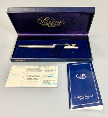 עט כדורי של חברה CARAN D'ACHE עם תעודת מקוריות נקנה ב-1980 בקופסה המקורית במצב שמור