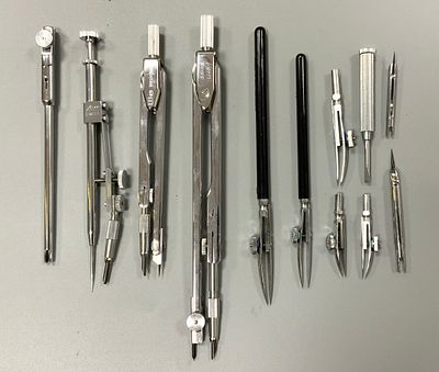 סט שרטוט שלם במצב כחדש לא נעשה בו שימוש בקופסה המקורית של חברת KERN , שווצרי